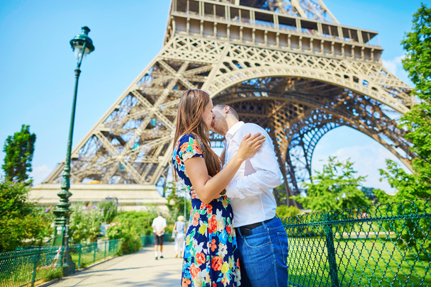Young romantic couple kissing under the Eiffel tower - Fotografie, Obrázek