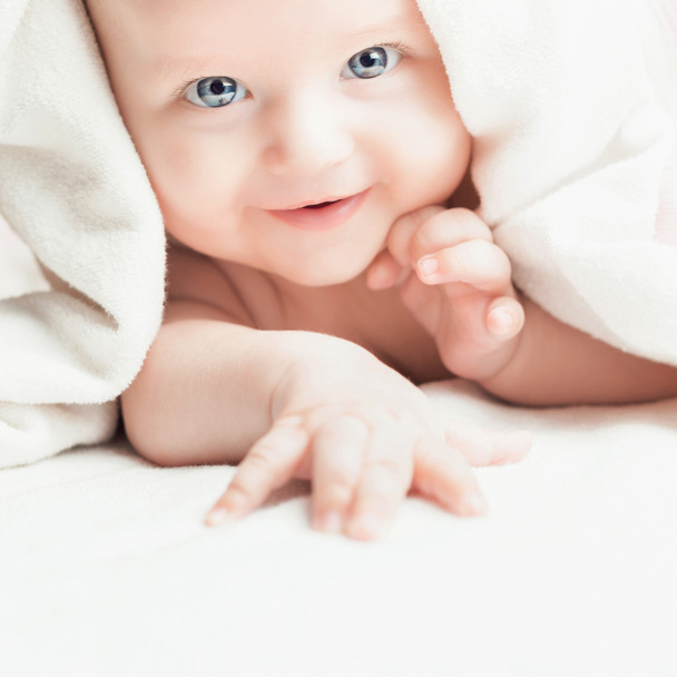 Happy baby after bathing looking at you - Fotografie, Obrázek