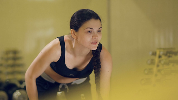 Mujer haciendo ejercicios con pesas
 - Metraje, vídeo