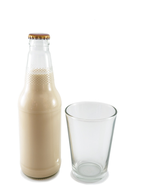 Μπιμπερό με γάλα και απομονωμένη ποτήρι - Φωτογραφία, εικόνα