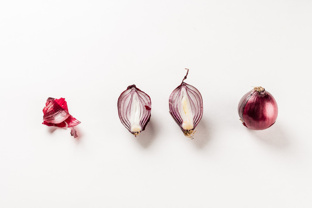 red onions on white - Foto, Bild