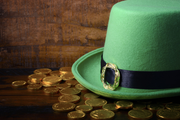 St Patricks день капелюх і золоті монети.  - Фото, зображення