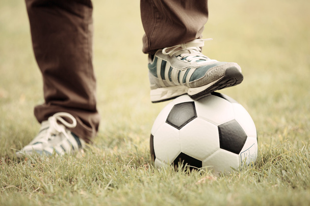Primer plano de los pies en la parte superior de la pelota de fútbol
 - Foto, imagen