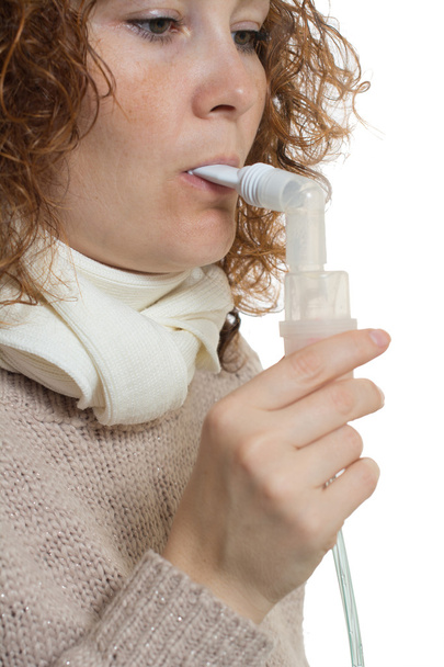 Frau inhaliert den Eingriff - Foto, Bild