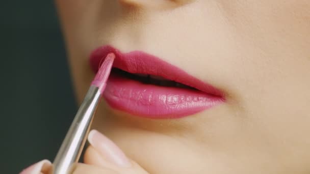 Apply lipstick on lips - Materiał filmowy, wideo