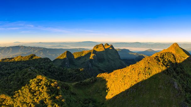 Vista panorámica del parque nacional de las grandes montañas desde Doi Luang Chiang Dao en la provincia de Chiang Mai, Tailandia. - Foto, imagen