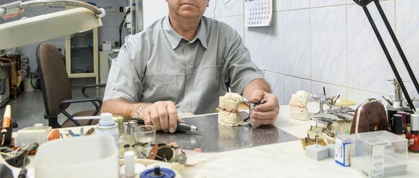 Articulador con modelo de prótesis dental en laboratorio
 - Foto, Imagen