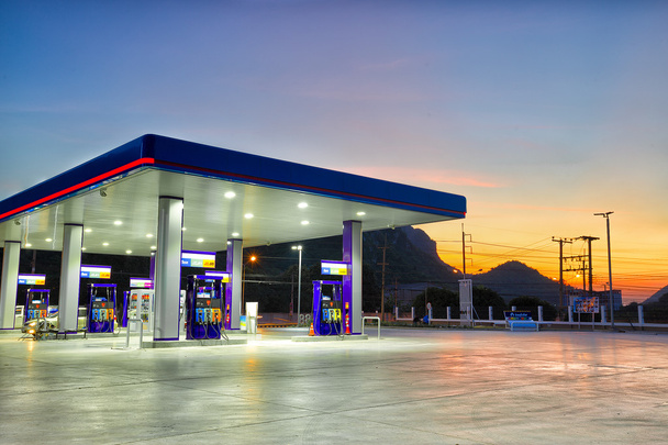 Tankstelle bei Sonnenuntergang. - Foto, Bild