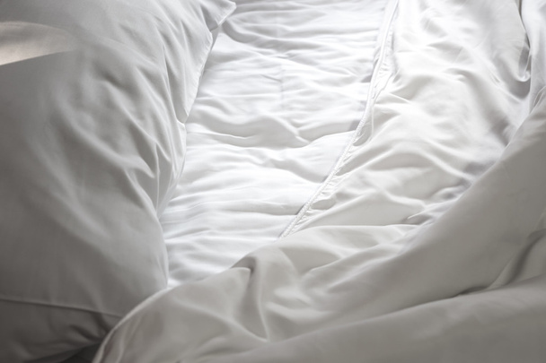 Брудне біле ліжко і світло світить, вранці
  - Фото, зображення