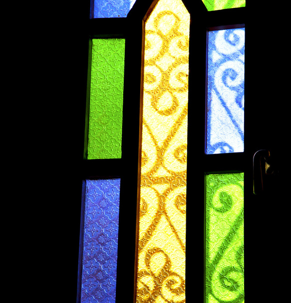 colorated glas en zon in Marokko Afrika venster en licht - Foto, afbeelding