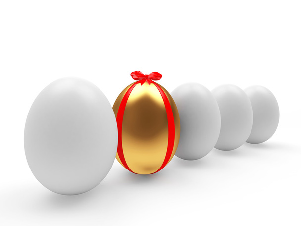 Řada bílých vajec a jeden zlatý velikonoční vajíčko mezi nimi izolovaných na bílém pozadí - Fotografie, Obrázek