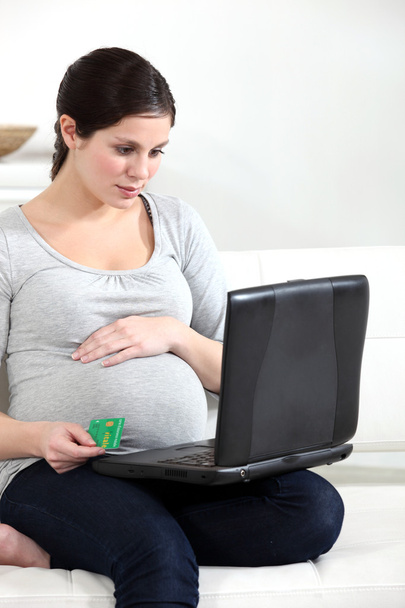 Pregnant woman shopping on line - Foto, afbeelding