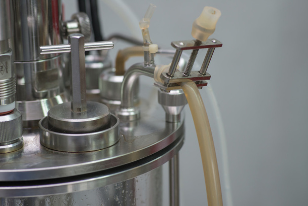 Dispositivo de vaso de precipitados con tubo para laboratorio
 - Foto, Imagen