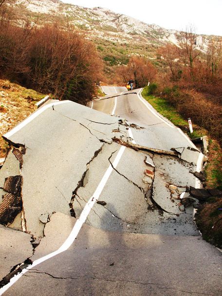 Carretera dañada sobre Budva Montenegro
 - Foto, imagen