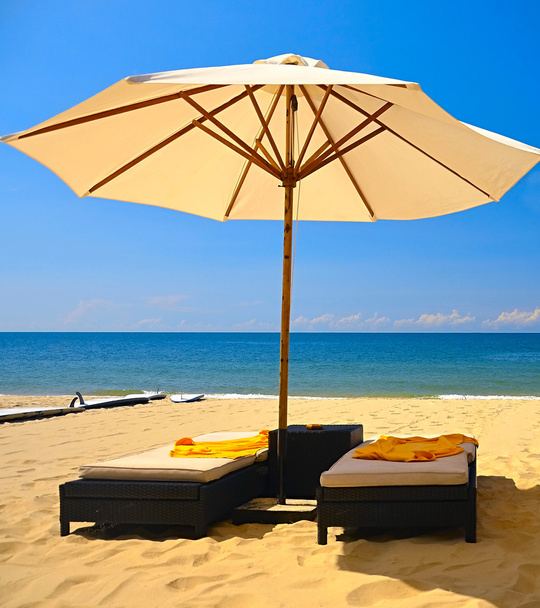 Sombrilla de playa y sillones
 - Foto, imagen