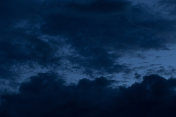 nuage noir en fond de ciel nocturne sombre
 - Photo, image
