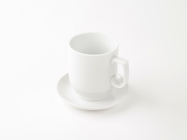 Çay tabağı ile beyaz kahve fincanı. - Fotoğraf, Görsel