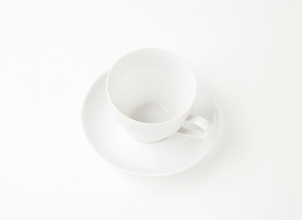 Taza blanca y platillo
 - Foto, Imagen