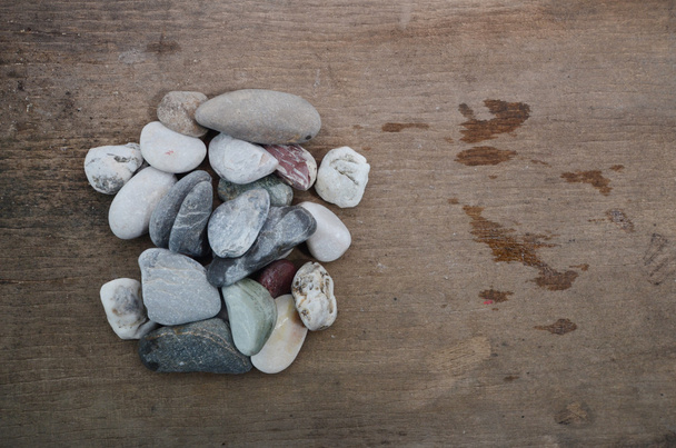 Βότσαλο πέτρες σε φόντο ξύλου - Φωτογραφία, εικόνα