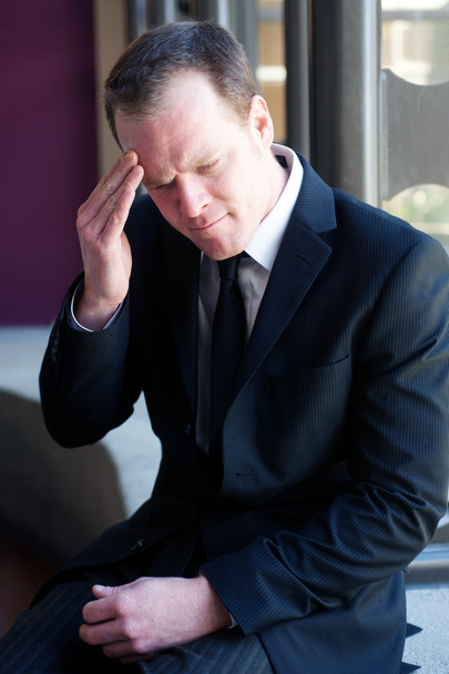 Besorgter Geschäftsmann mit Kopfschmerzen - Foto, Bild