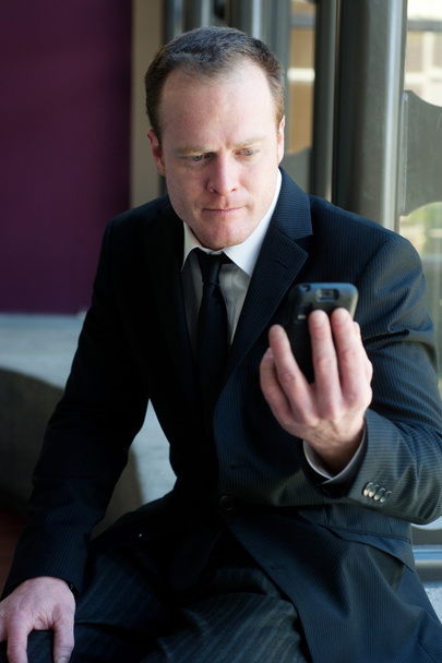 Profi-Geschäftsmann starrt aufs Handy - Foto, Bild