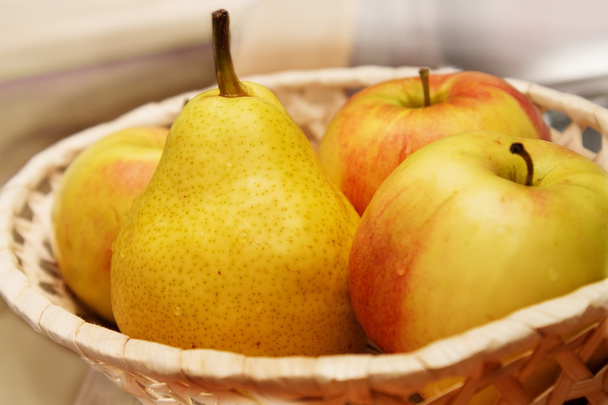 A basket of apples and pears - Foto, afbeelding
