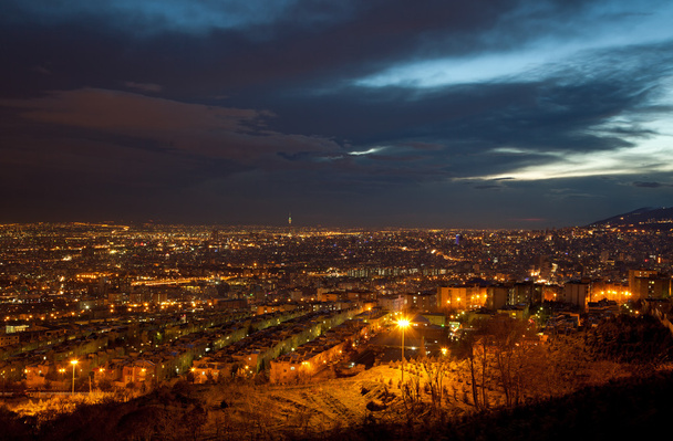 Ciudad iluminada de Teherán desde arriba después de la puesta del sol
 - Foto, imagen