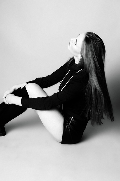 Nuori tyttö mustissa sukissa ja shortseissa, istuu mustavalkoinen im
 - Valokuva, kuva