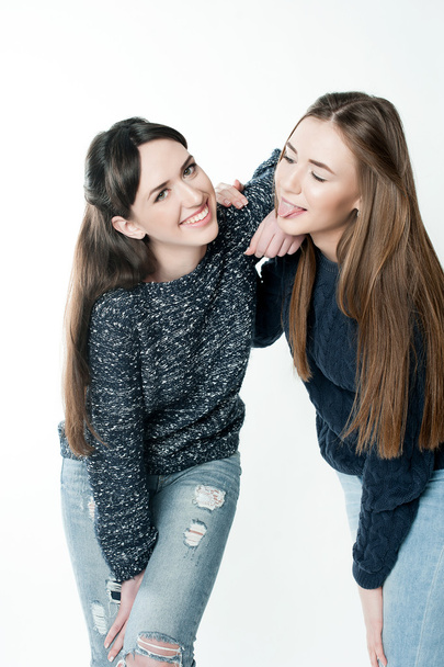 Νέοι και όμορφες αδερφές στη φιλία, μοιράζονται την χαρά, την εμπιστοσύνη, l - Φωτογραφία, εικόνα