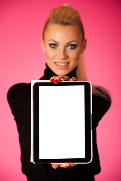 商業用 blanck 画面のタブレット コンピューターを保持している女性, - 写真・画像