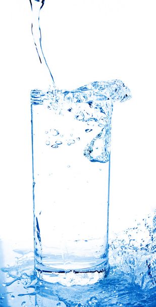 glas water wordt gegoten - Foto, afbeelding