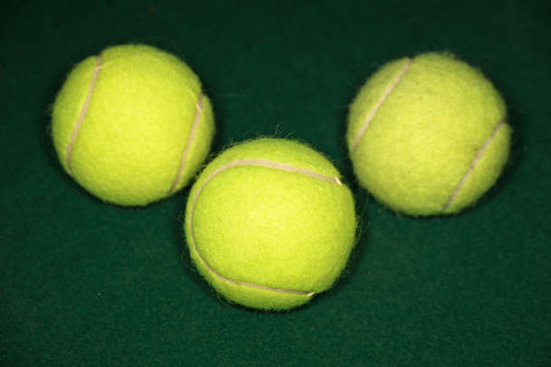 Мягкий фокус теннисного мяча на теннисной траве
 - Фото, изображение