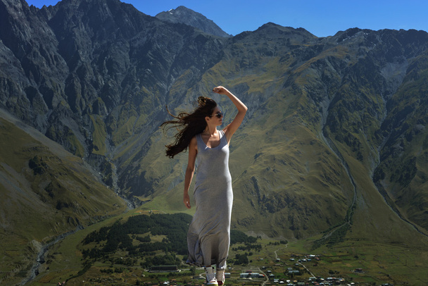 beautiful girl standing on mountain background - Foto, imagen