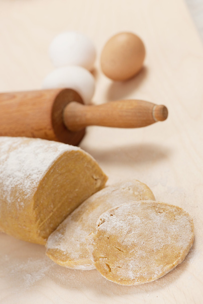 Homemade spelt dough for noodles on wooden table. - Foto, Bild