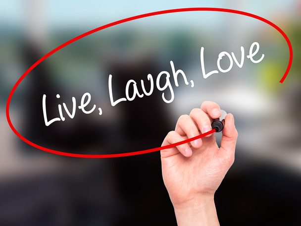 Man Hand schrijven van Live Laugh Love met zwarte marker op visuele scr - Foto, afbeelding