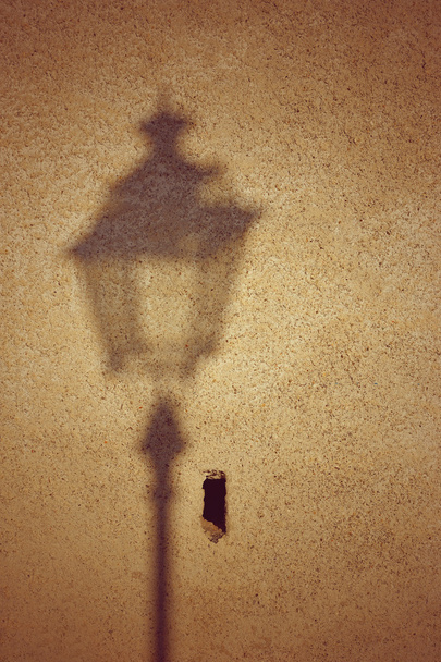 sombras silhueta de luz de rua ao pôr do sol na parede
 - Foto, Imagem