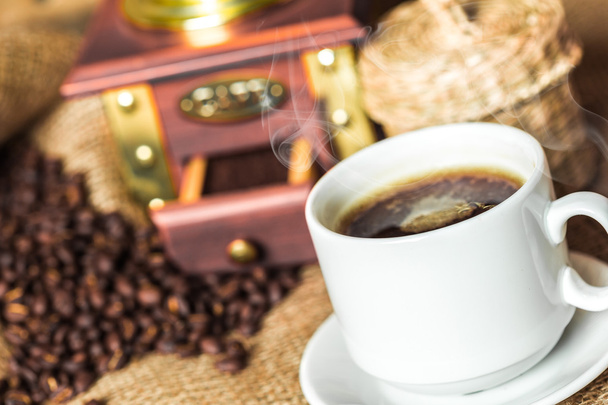 Filiżanka kawy i ziarna kawy - Zdjęcie, obraz