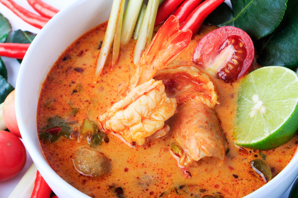 Тайский креветочный суп с лимонной травой (Том Юм Гун
) - Фото, изображение