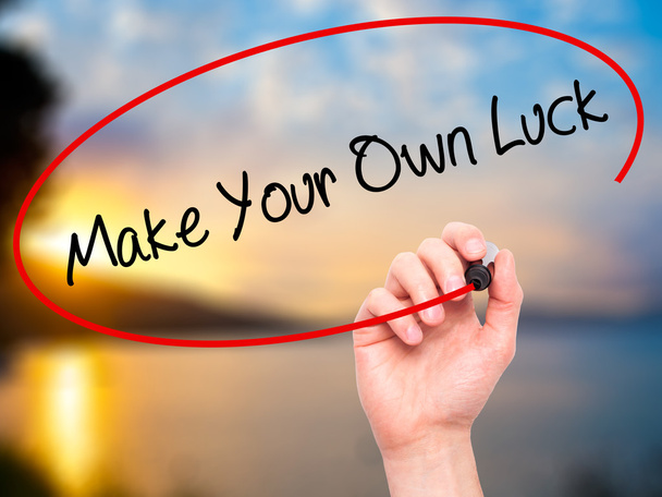 Человек, пишущий Make Your Own Luck с черным маркером на руке
  - Фото, изображение