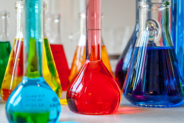 Química copos multicoloridos
 - Foto, Imagem