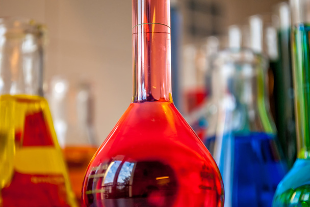Chimica overdose in una fiala piena di sostanza chimica rossa
 - Foto, immagini