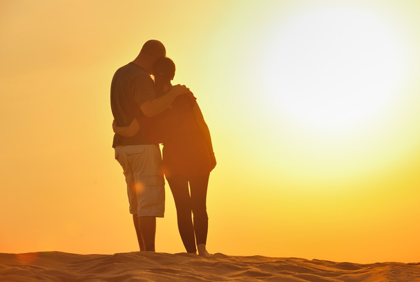 Пара насолоджується заходом сонця
 - Фото, зображення