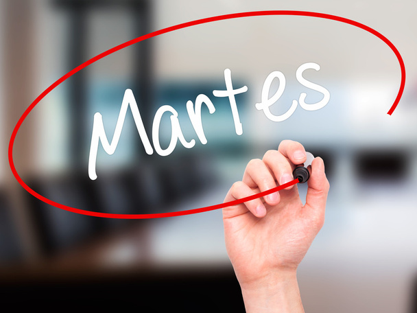 Man Hand writing Martes (Martes en Español) con marcador negro o
 - Foto, Imagen