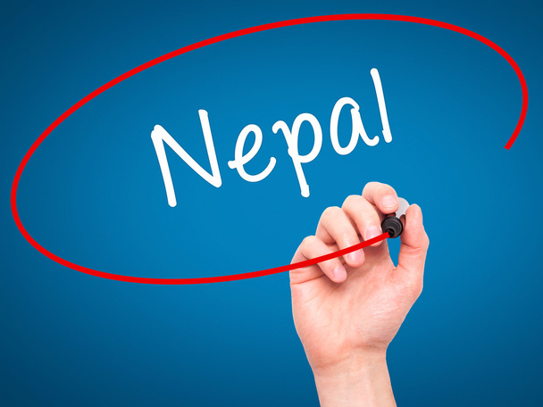 Man Hand schrijven van Nepal met zwarte marker op visuele scherm - Foto, afbeelding