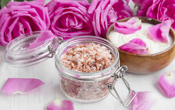 Bain spa sel dans un bocal aux roses et lotion pour le corps
 - Photo, image