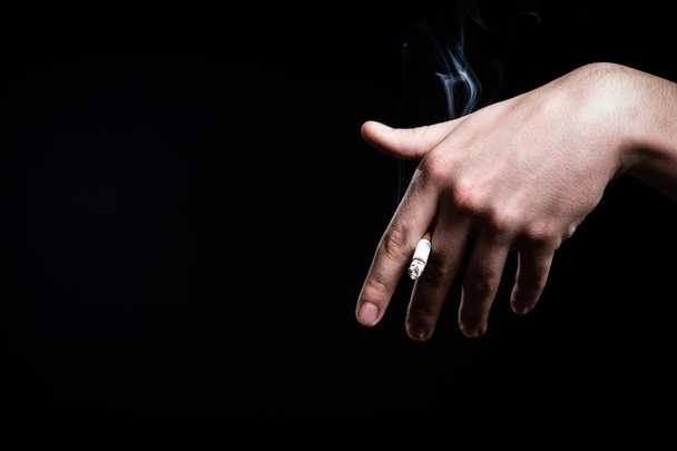 Tupakkariippuvuus. Tupakanikotiinin savu. Epäterveellinen, vaara, huono, narkoottinen habit.Health riski, syöpä sairaus.Nuori mies tupakointi tupakka savuke.Nikotiiniriippuvuus.Smoke ring.Vice
 - Valokuva, kuva