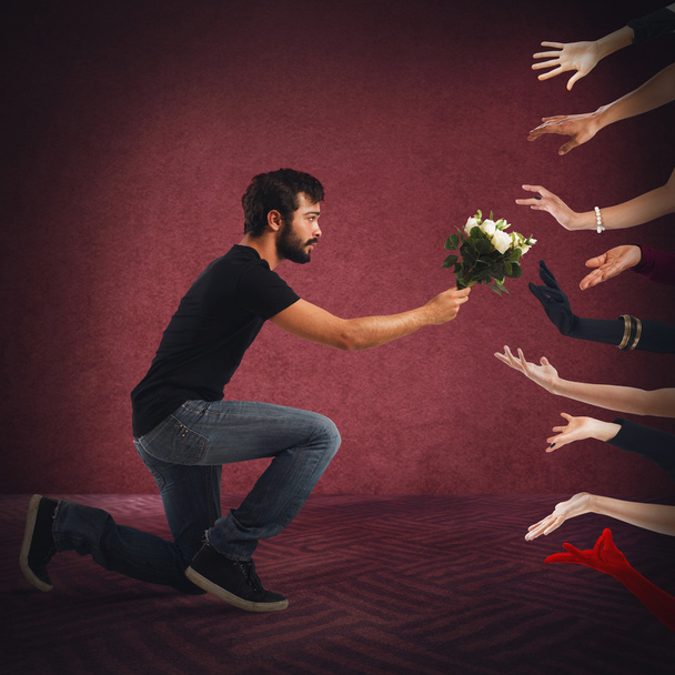 Seductor hombre entregando flores
 - Foto, imagen