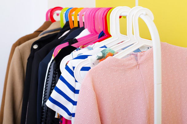 Varios ropa de mujer de segunda mano en la percha en boutique
 - Foto, Imagen