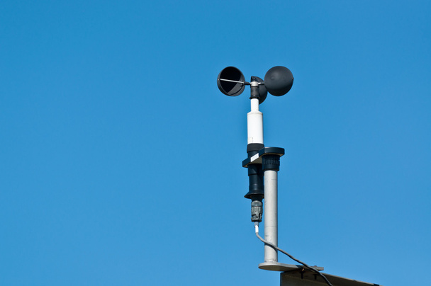Anemómetro en una estación meteorológica
 - Foto, imagen