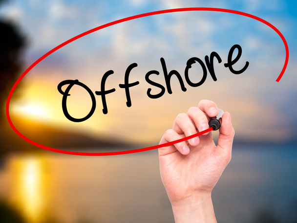 Člověče, ruční psaní Offshore černou na vizuální displej - Fotografie, Obrázek